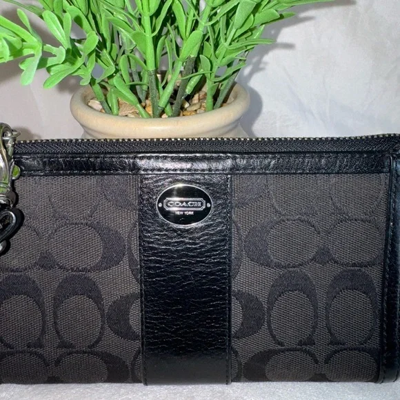 ‼️SOLD‼️Coach Women's‎ Black Square Shape Front Zipper Wristlet/Wallet - Picture 4 of 14
